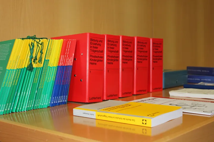 Regal mit Loseblattsammlungen und Büchern zum Schul- und Privatschulrecht
