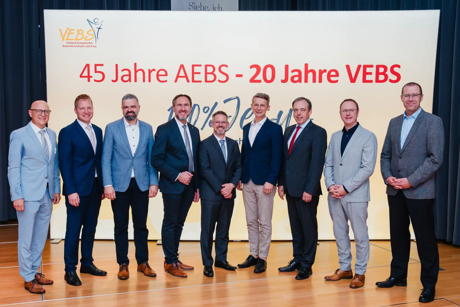Der Vorstand des VEBS vor der Jubiläumswand „45 Jahre AEBS – 20 Jahre VEBS“, von links: Reinhard Wurster, Christian Baldauf, Viktor Pritzkau, Eduard Reimer, Jens Geiger, Bodo Masuhr, Michael Pieper, Steffen Schörner und Stefan Creuzberger.